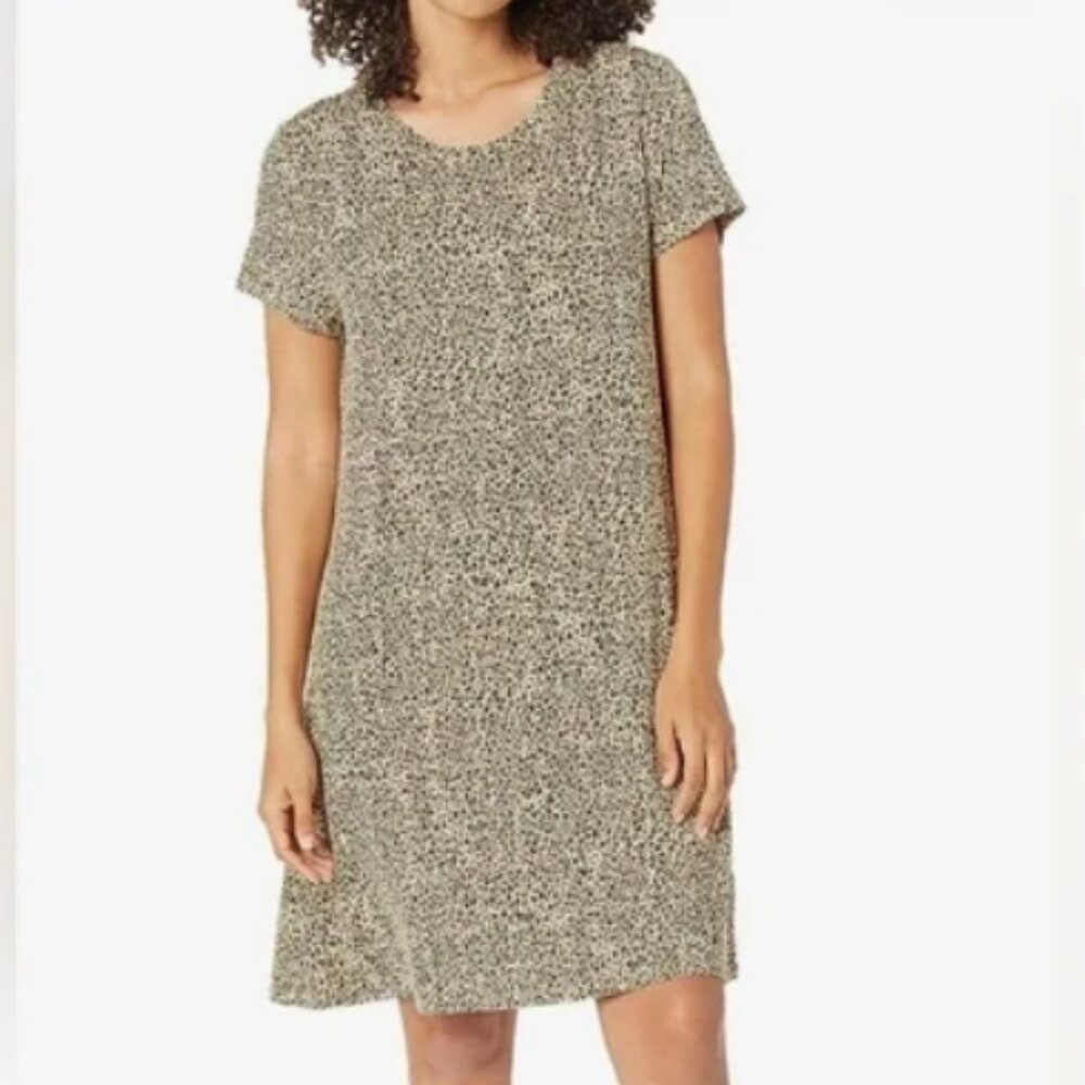 Amazon Essentials Women's Short-Sleeve Scoop Neck Swing Dress